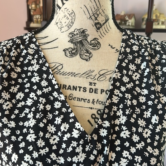 Size small black-and-white floral dress - Picture 4 of 4
